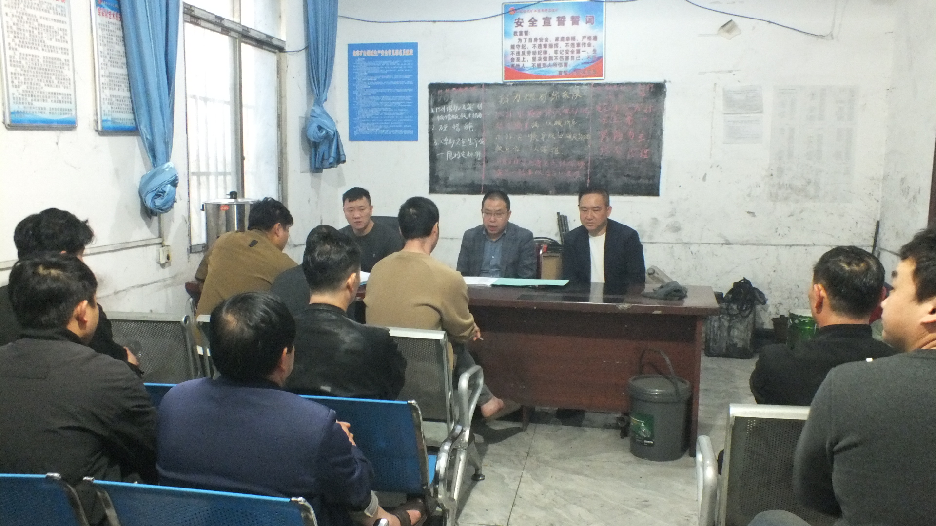 【查思想 转作风 强管理 保安全 】 文建明、左斌到群力煤矿指导安全生产工作并深入基层区队开展座谈